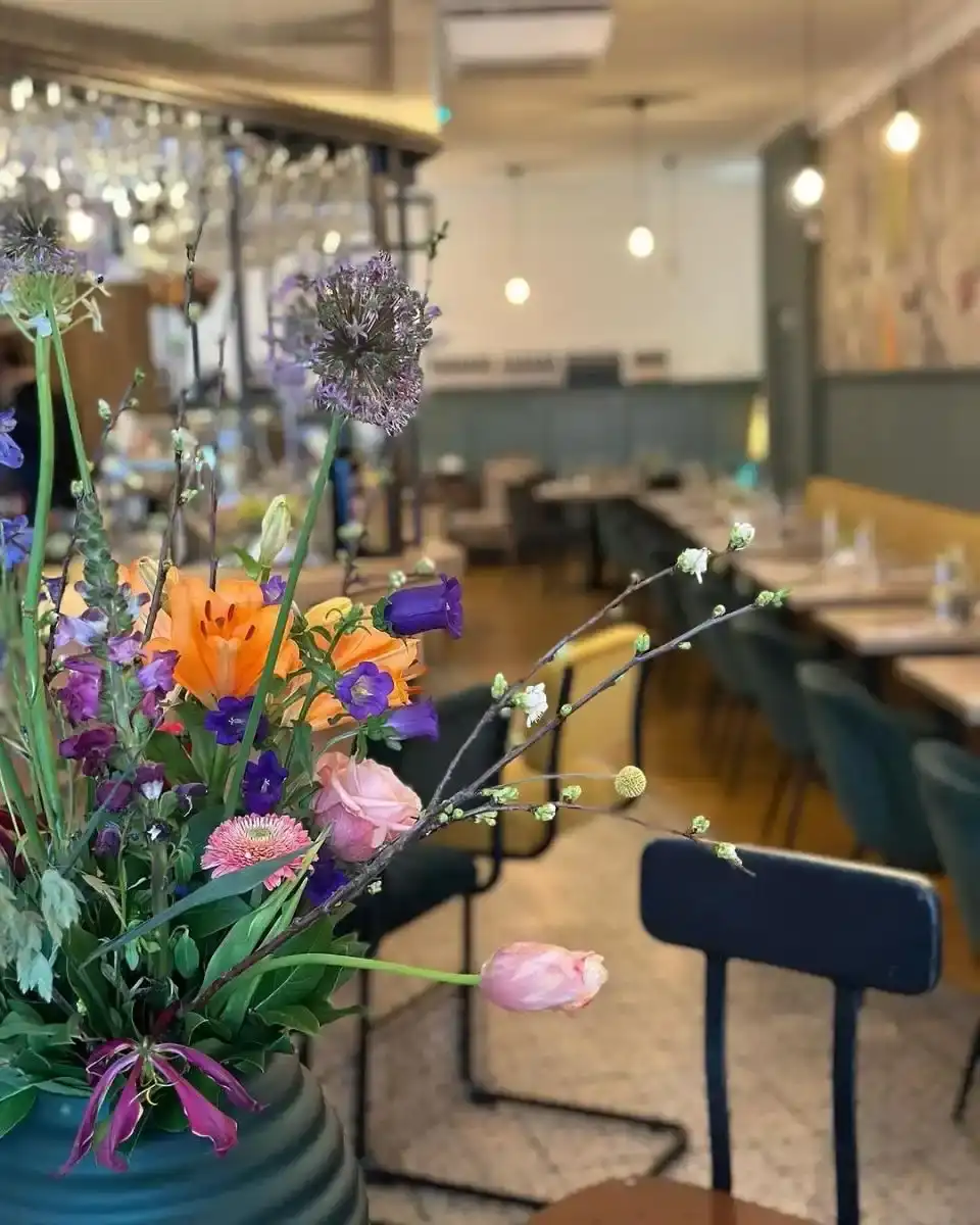 Gedekte tafels met vaas in restaurant